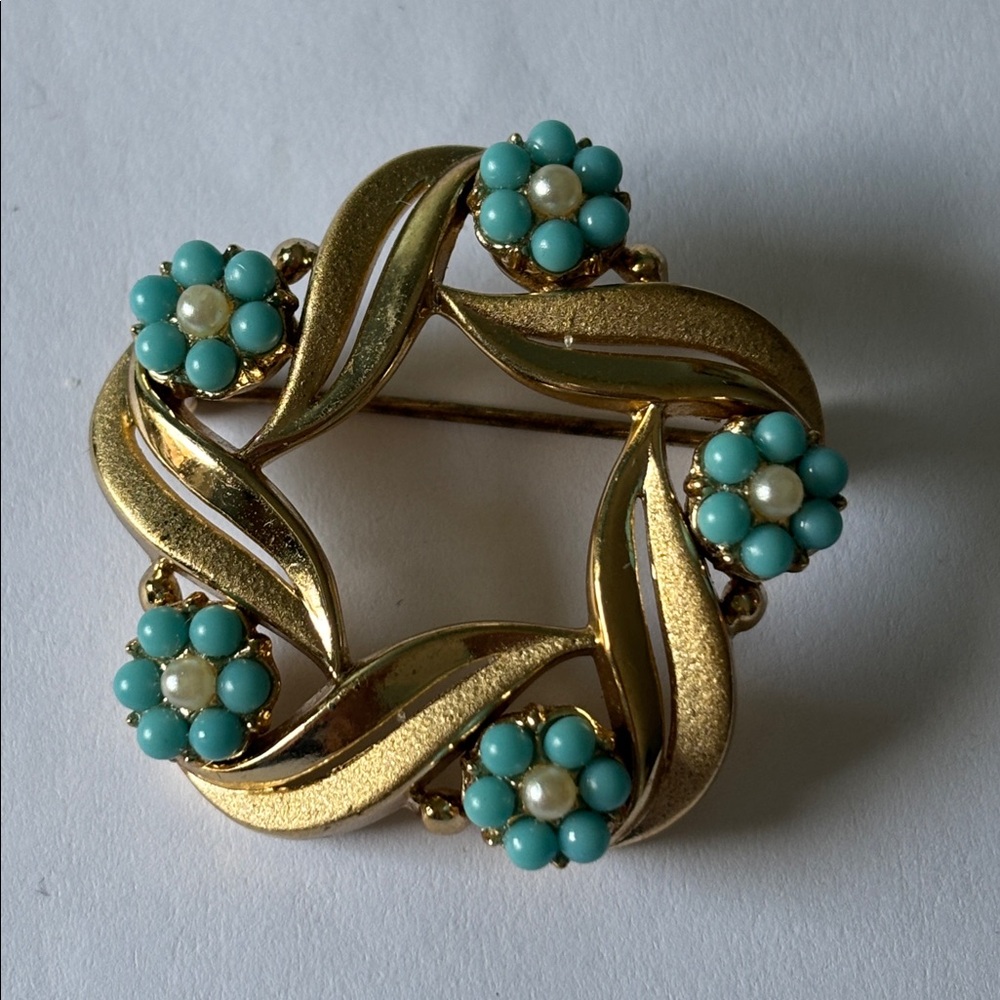 🟢Trifari Gold-Tone Turquoise Flower Wreath Brooch, Vintage